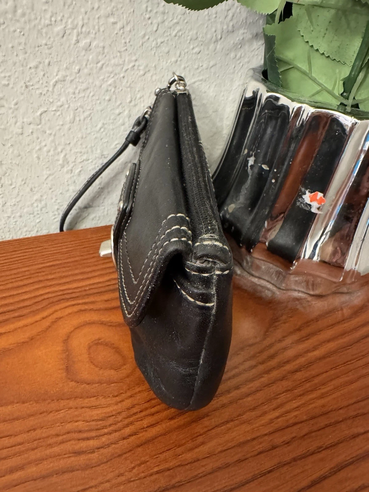 Autentico braccialetto COACH Legacy Capacity in pelle nera chiusura girevole tasca zip superiore