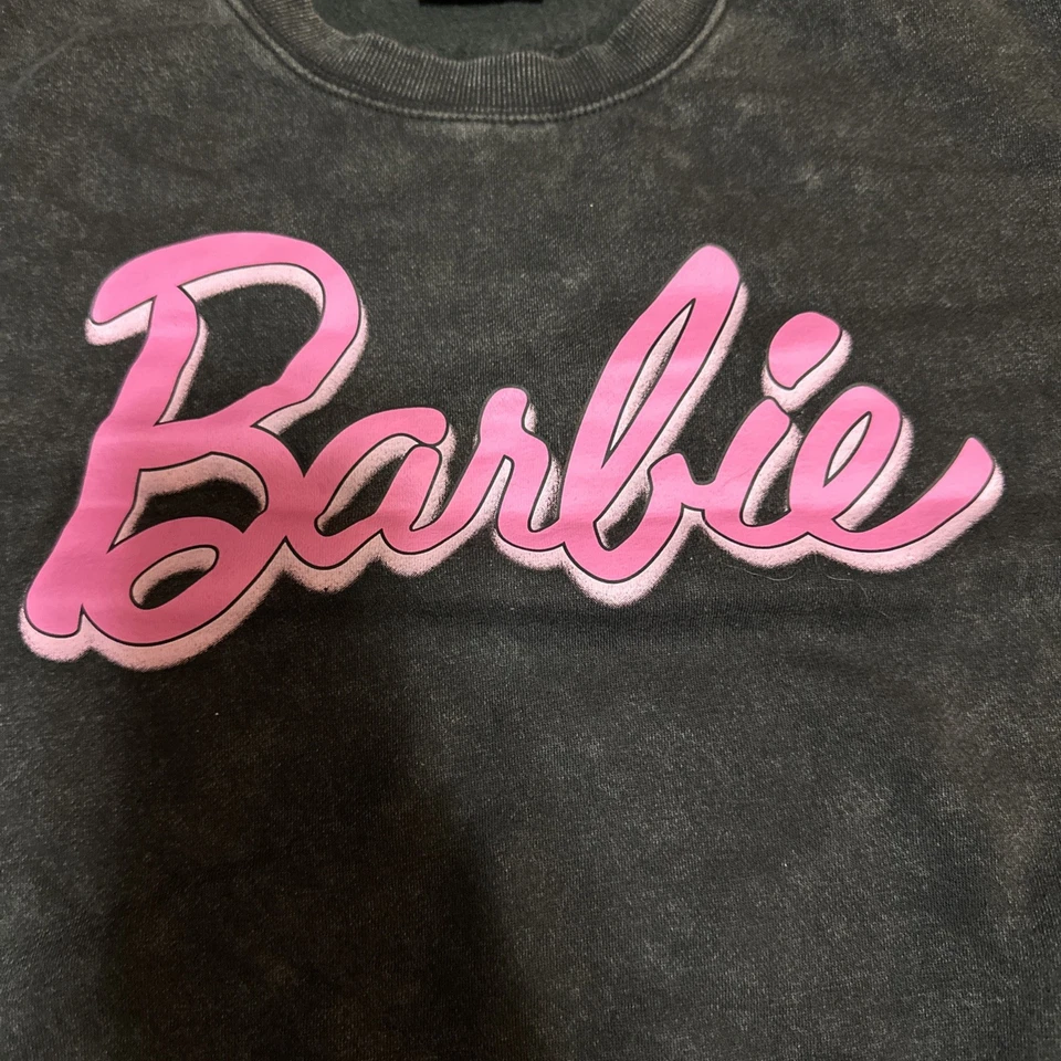 Barbie Gris Oscuro Lavado a Piedra Mujer Sudadera Mediana Rosa Logo Mattel 2023 Foto 2 de 3