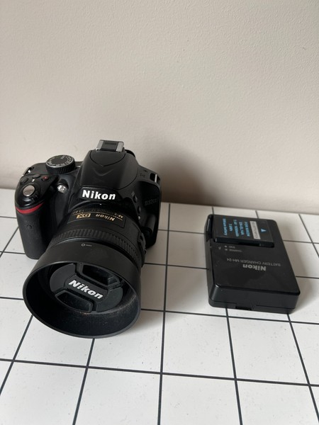CAMARA NIKON D3200 + Lente Nikkor 35mm 1.8 DX + cargador y batería original