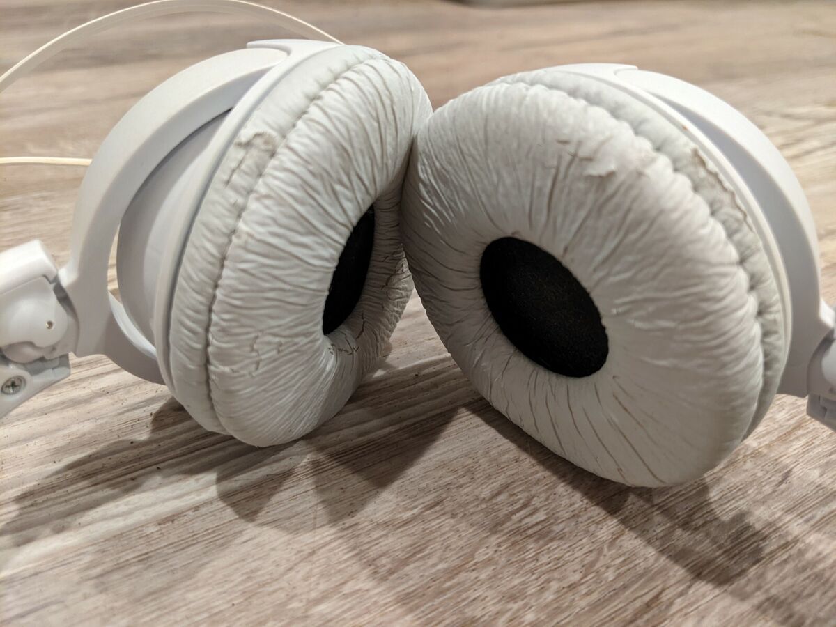 White Sony Over The Ear Headphones. Tested & Working. Wired White Sony Over The Ear Headphones. Tested & Working. Wired