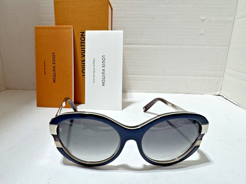 LOUIS VUITTON Soupcon Blue Frame Cat Eye Silvertone Logo Arms Sunglasses Z0592W