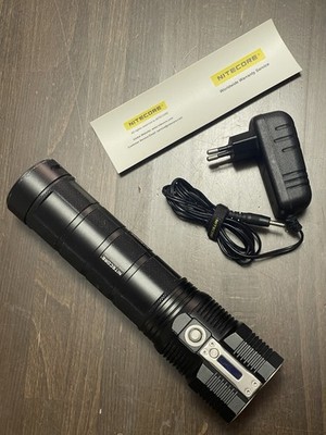 NITECORE Tiny Monster TM26 3800lm mit großem Akkupack Led Taschenlampe Top!
