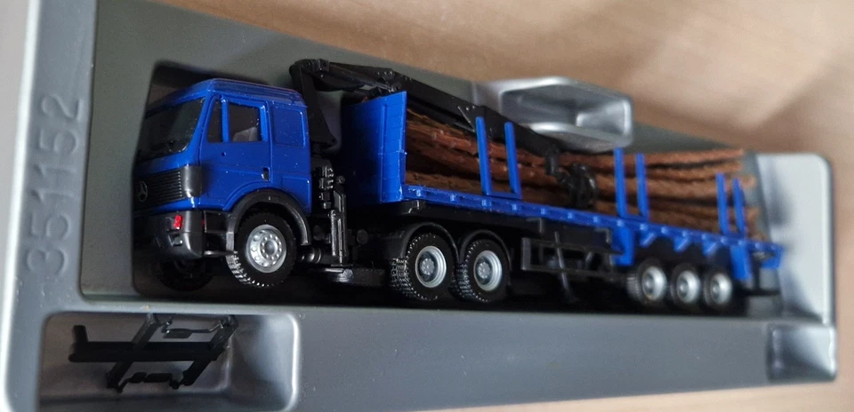Herpa 143356 MB SK88 6X4 semirimorchio trasporto legna con gru blu 1:87 OVP - Immagine 2 di 3