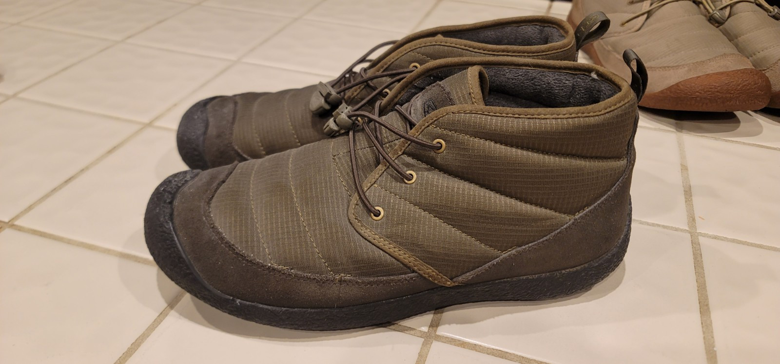 Stivali sneaker chukka trapuntati KEEN da uomo verdi impermeabili Howser II taglia 12