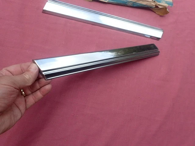 1969 Buick Electra front fender lower side mouldings, pair LH RH NOS! 1394376 /7 - Image 2 of 4