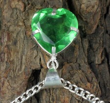 Pendentif pierre précieuse naturelle certifiée émeraude verte en forme de cœu...