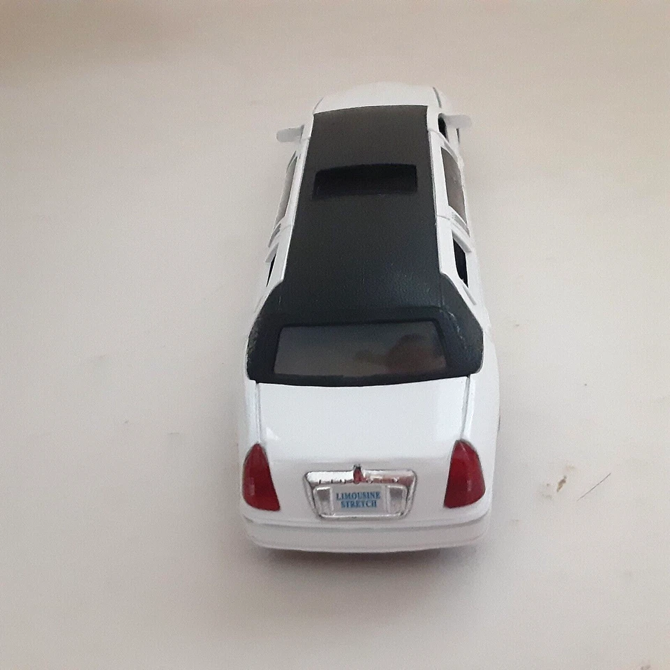 Lincoln Town Car 1999 limusina elástica Kinsmart puertas abiertas traseras escala 1/36 bonita Foto 4 de 4