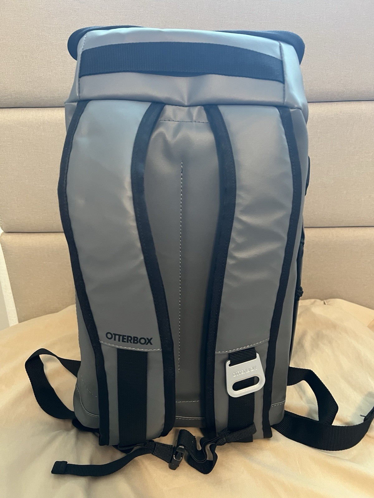 Brand New NWT: Otterbox Backpack Cooler 18 - 24 Can w/Tags Gray