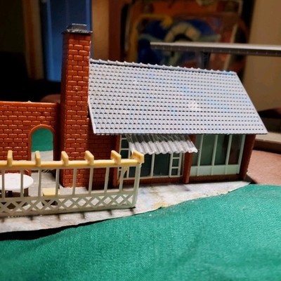 Faller No.264 - H0 60's Vintage House w/Outdoor Patio & RR Train Platformloo