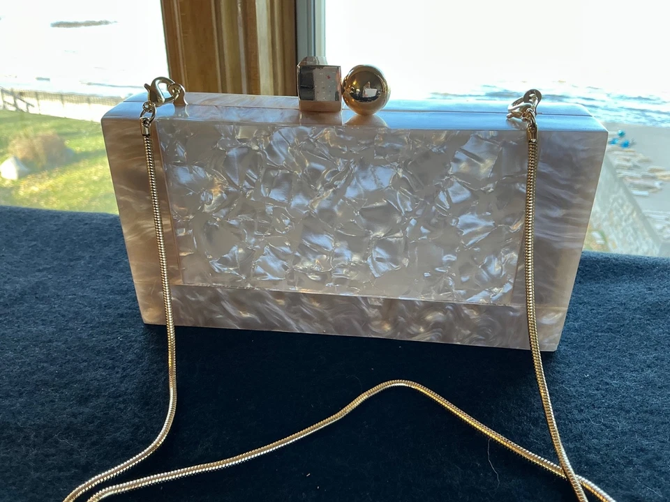 Cartera/cartera de mano vintage años 50 Pearl Lucite Box con correa de cadena de serpiente cierre magnético Foto 2 de 4