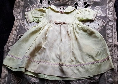 schönes altes Puppenkleid