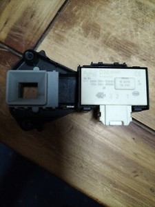 Waschmaschine Ersatzteil - Türriegel Türschloss DM569 16 62235 112 5123