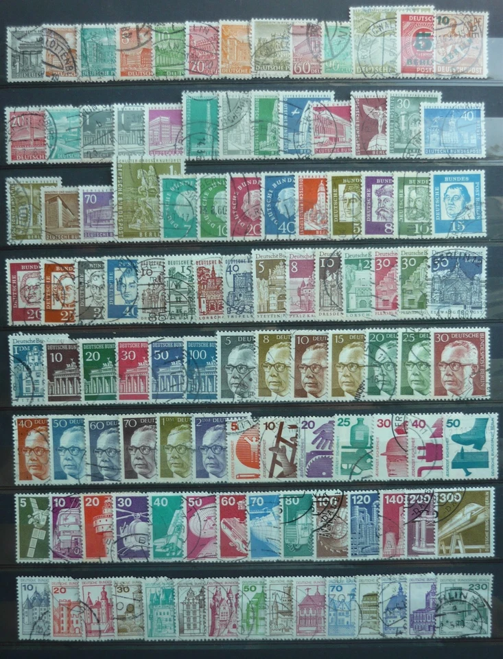 Berlin 1949-82, über 100 versch. Briefmarken aus Dauerserien ab Berliner Bauten - Bild 1 von 1