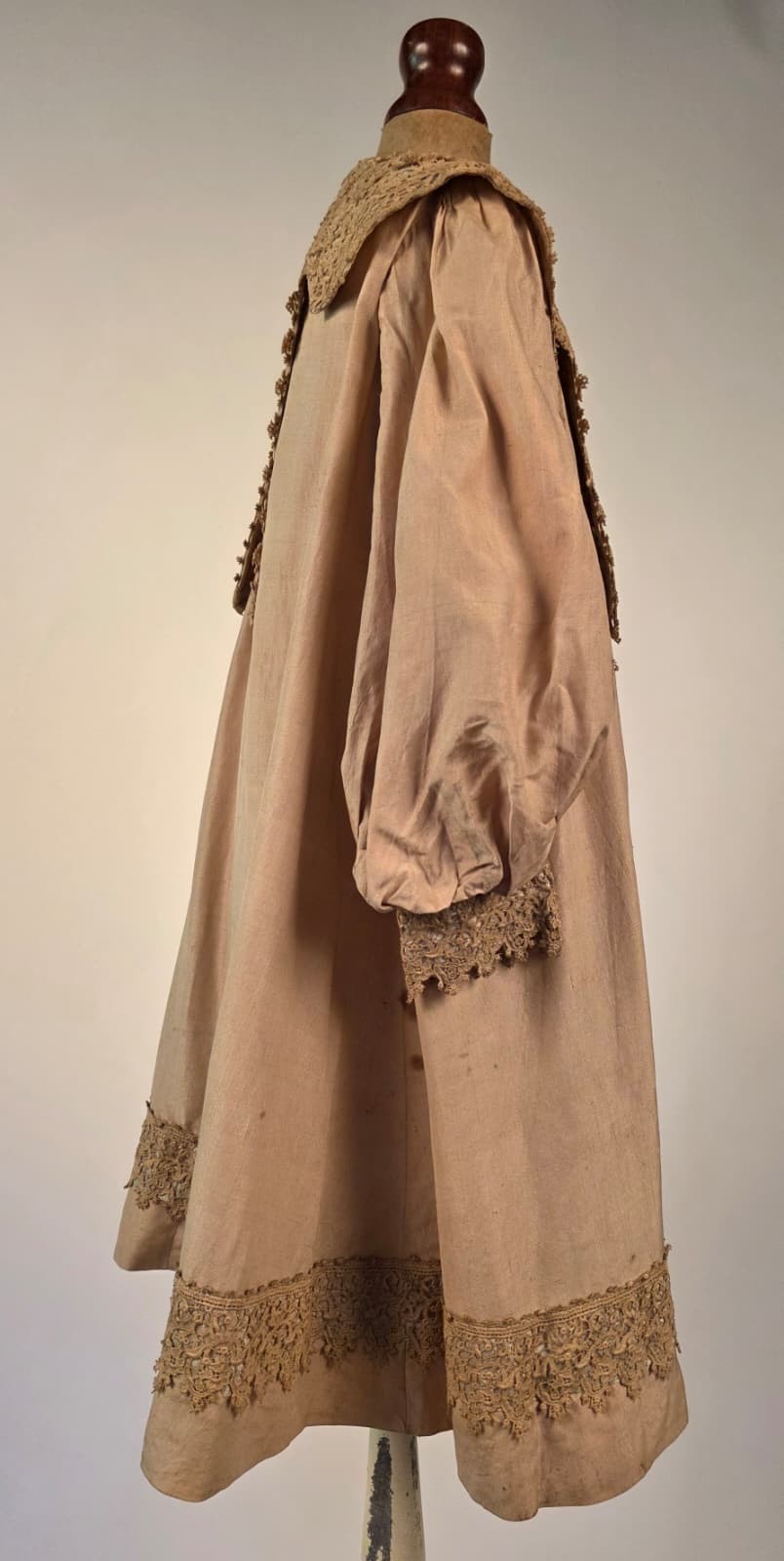 VICTORIAN LATE 19TH C GIRL’S SILK SHANTUNG COAT W LACE TRIM + COLLAR