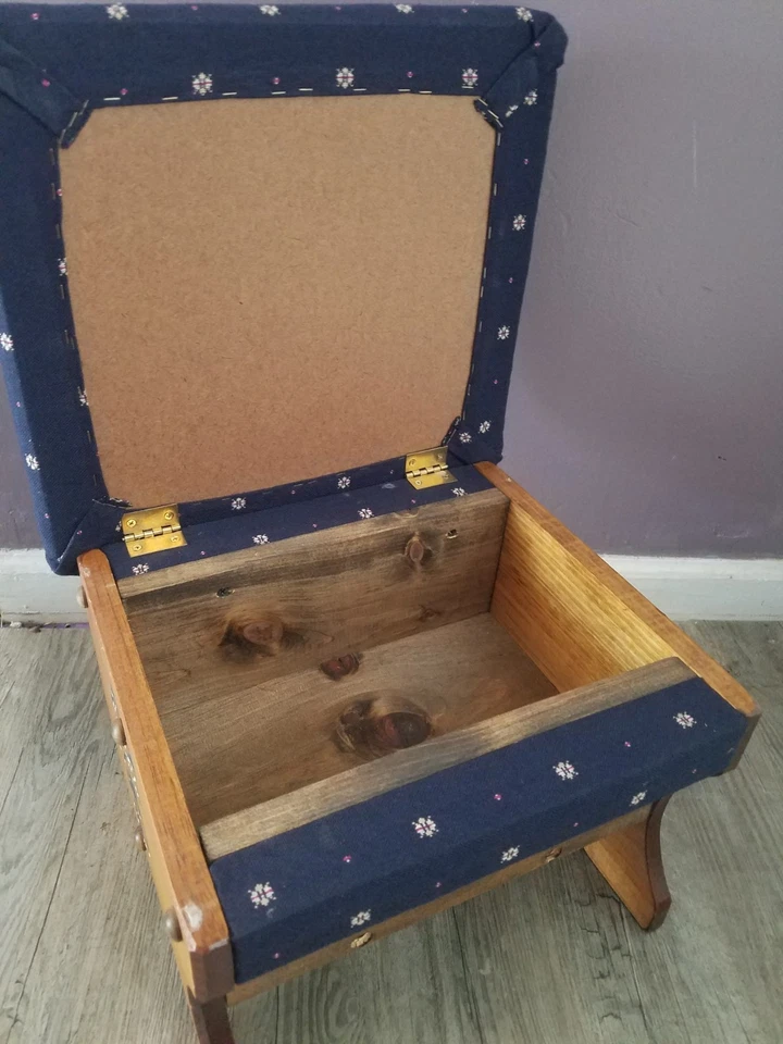 Otomana/reposapiés de almacenamiento vintage Mary Lavik hecha a mano para casa de campo Foto 2 de 4