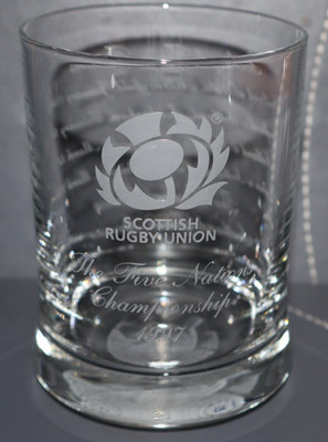 FAMOUS GROUSE SCOTTISH RUGBY UNION FIVE NATIONS 1997 GLAS 33/4'' (9,5 CM) 2 VERFÜGBAR