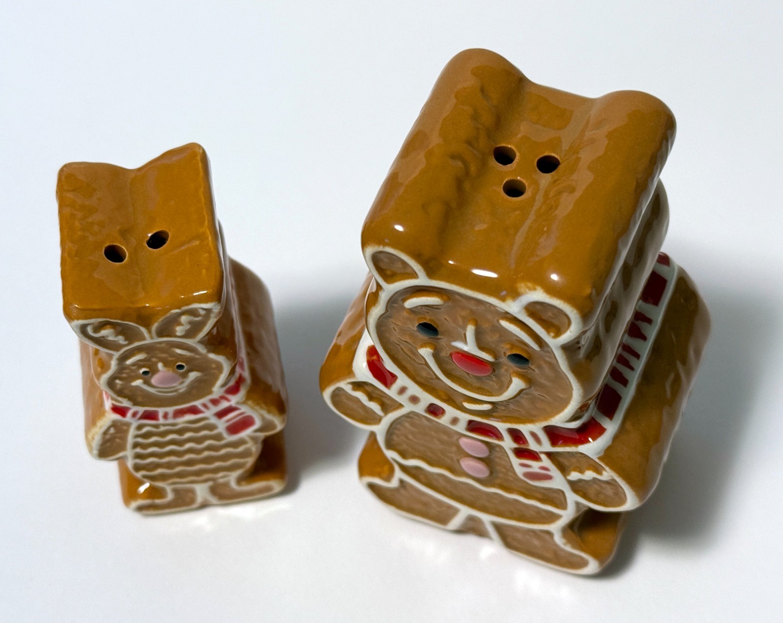 New Disney Winnie The Pooh Gingerbread Salt & Pepper Ceramic Holiday Shakers🎄🎄