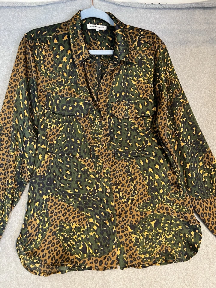 Blusa feminina Silvian Heach estampa camuflada leopardo média camisa botão para cima - Imagem 2 de 4