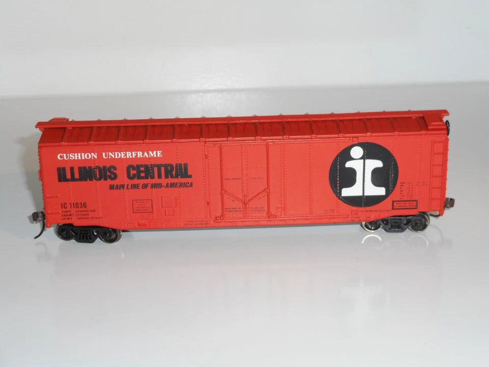 Athearn Illinois Central 50' Boxcar. Good cond. Metal Wheels/kadee. HO. No Box - Image 2 of 4