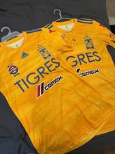 Camiseta de fútbol local Adidas Tigres UANL 19/20 para hombre talla pequeña DW4383