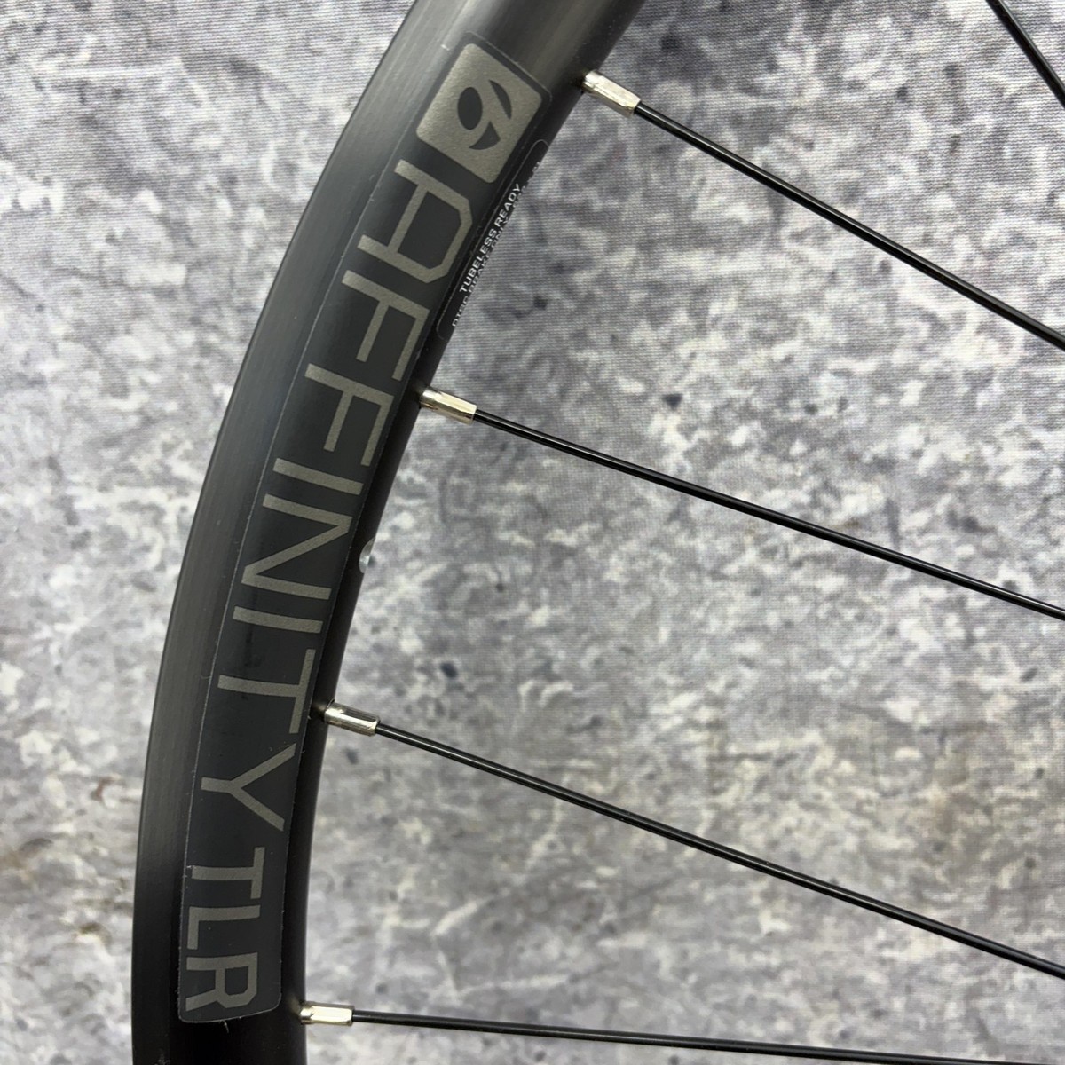 Bontrager Affinity TLR 700c Front Wheel Center Lock Disc Through