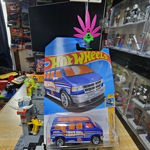 2023-Hot Wheels-HW 55 Race Team-#2/5 Dodge Van-1:64- NEW!