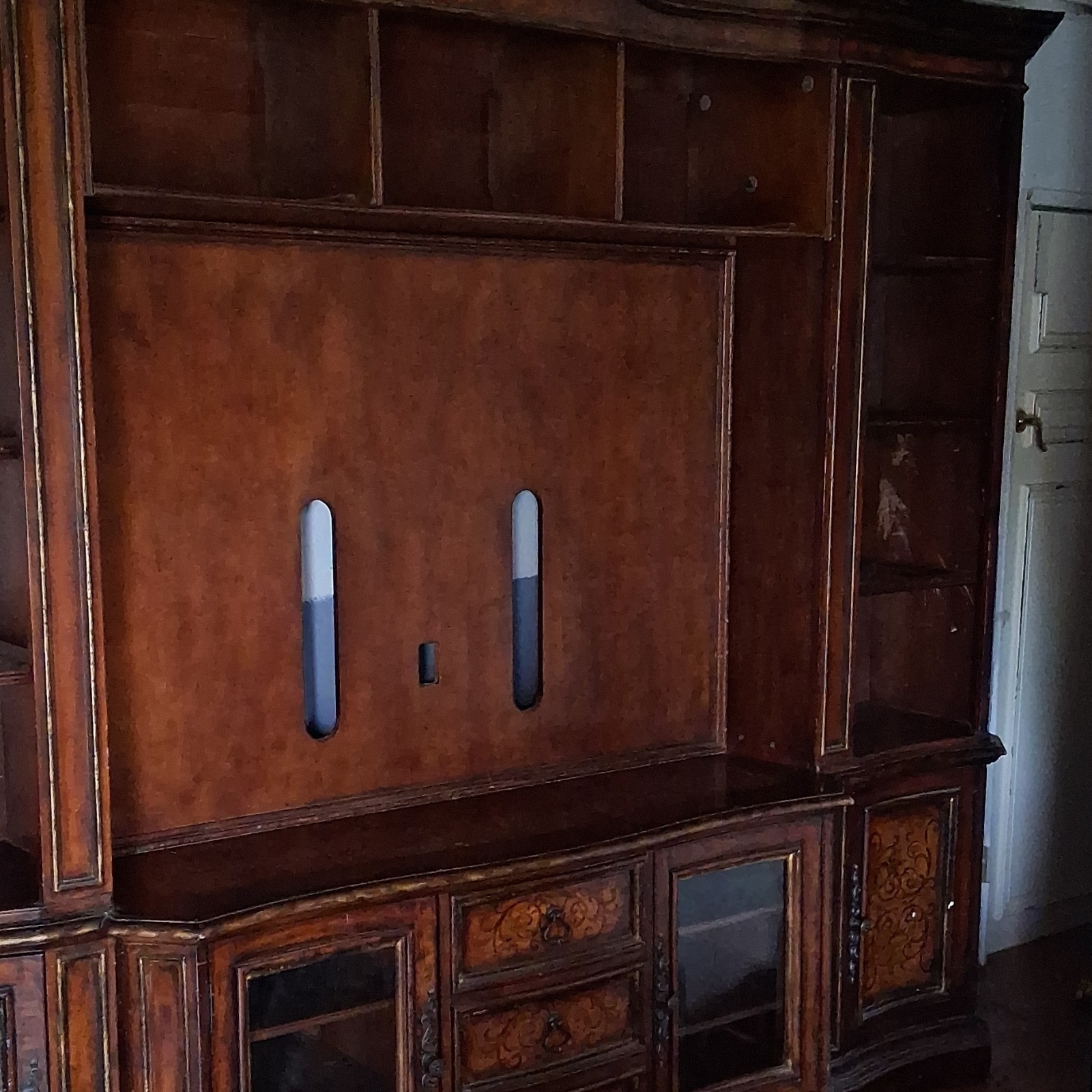 Traditional Brown Wood Entertainment Unit with Shelves, Drawers, and Doors