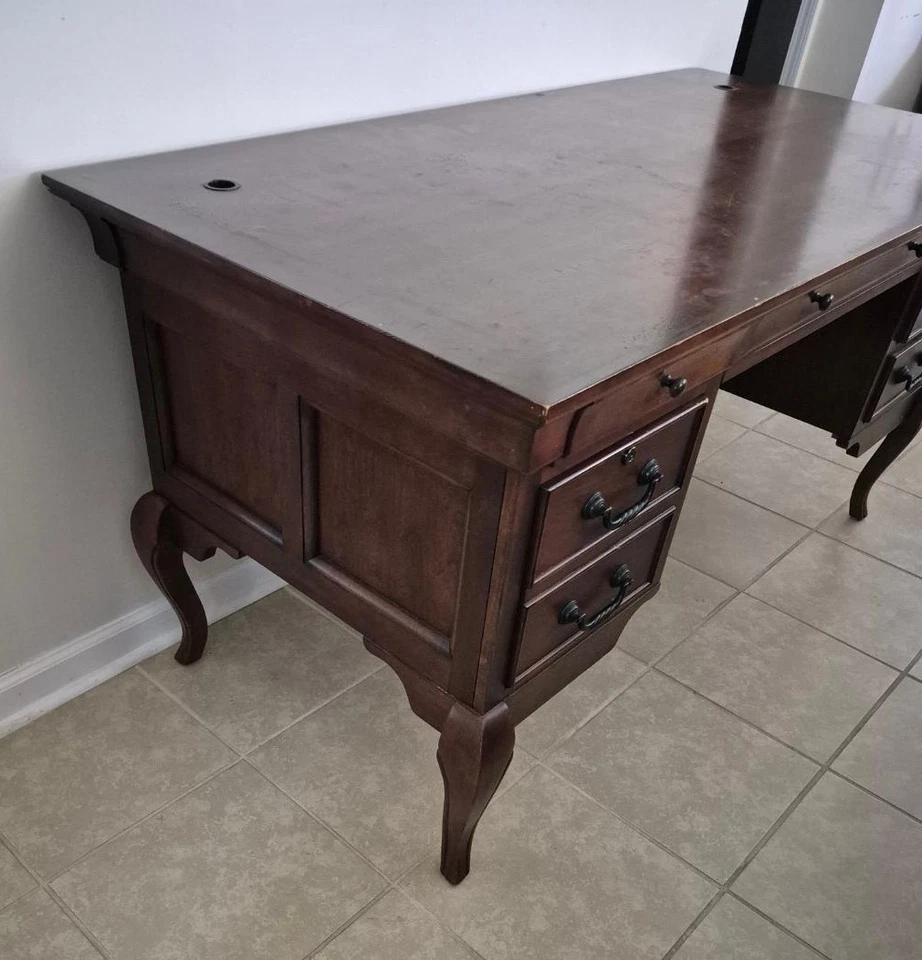 Escritorio vintage 18560 Aspen Home Chateau De Vin madera de cerezo LIGERAMENTE USADO Foto 4 de 4