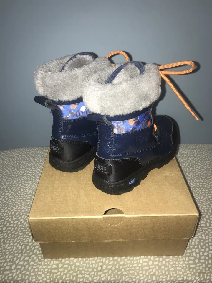 UGG Kids Butte ll charol azul marino talla 13 Foto 3 de 4
