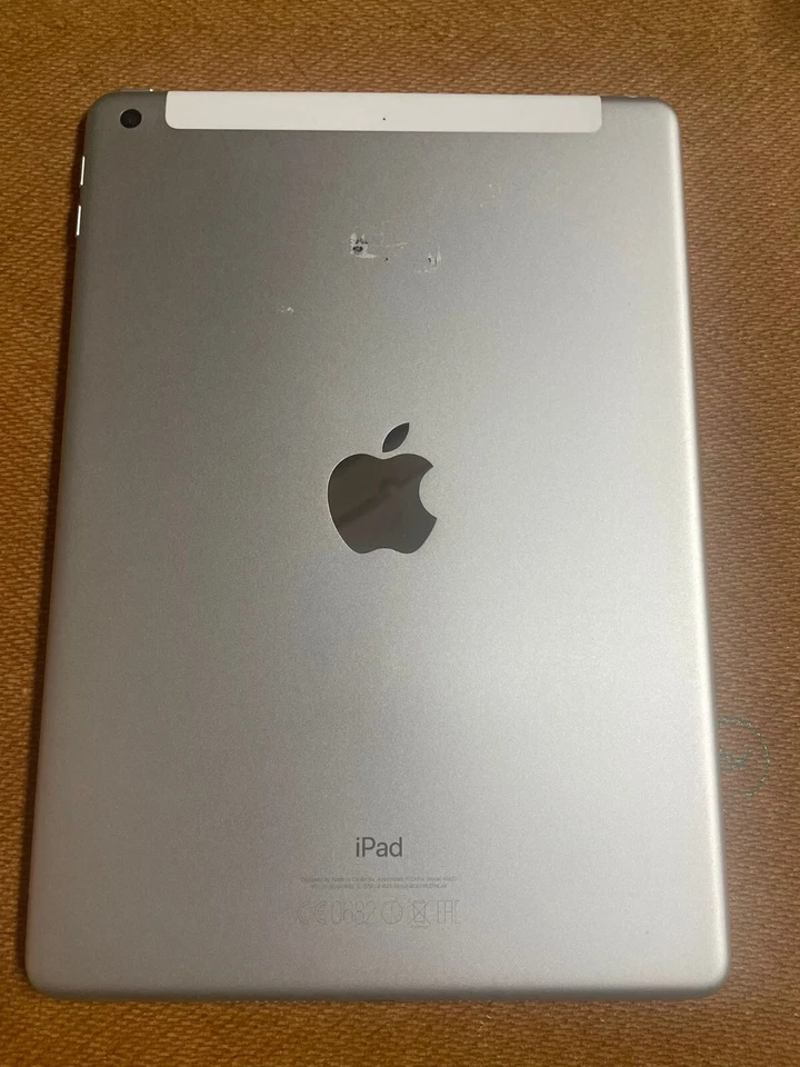 Apple iPad (5th generation) · 128GB · Wi-Fi, photo 3 of 3