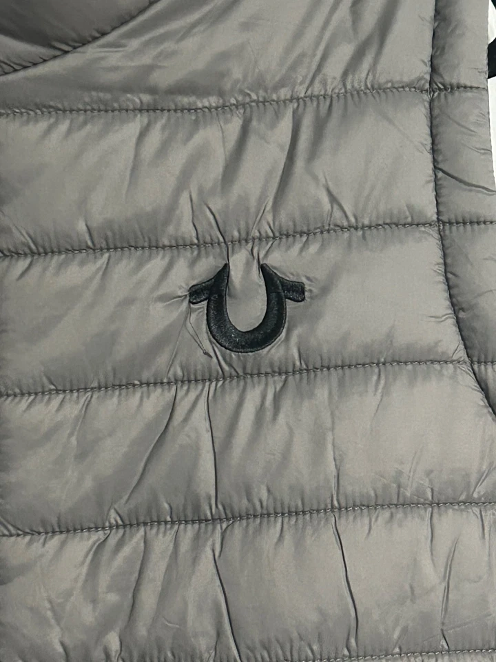 True Religion Men’s Medium HORSESHOE PUFFER VEST Granite Gray Quilted Full Zip - Image 2 of 4