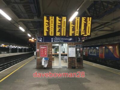 FOTO BASINGSTOKE REISEN WÄHREND DER EINSCHRÄNKUNGEN DER STUFE 4 MORGENS ZUR HAUPTVERKEHRSZEIT IN BA
