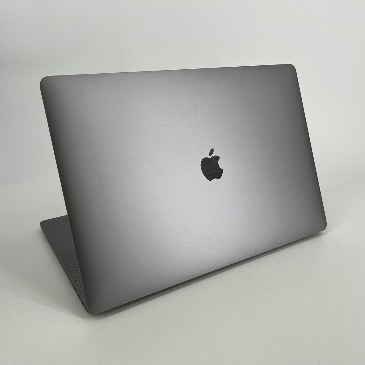 MacBook Pro 16-inch Space Gray 2019 2.4 GHz Intel Core i9 32GB