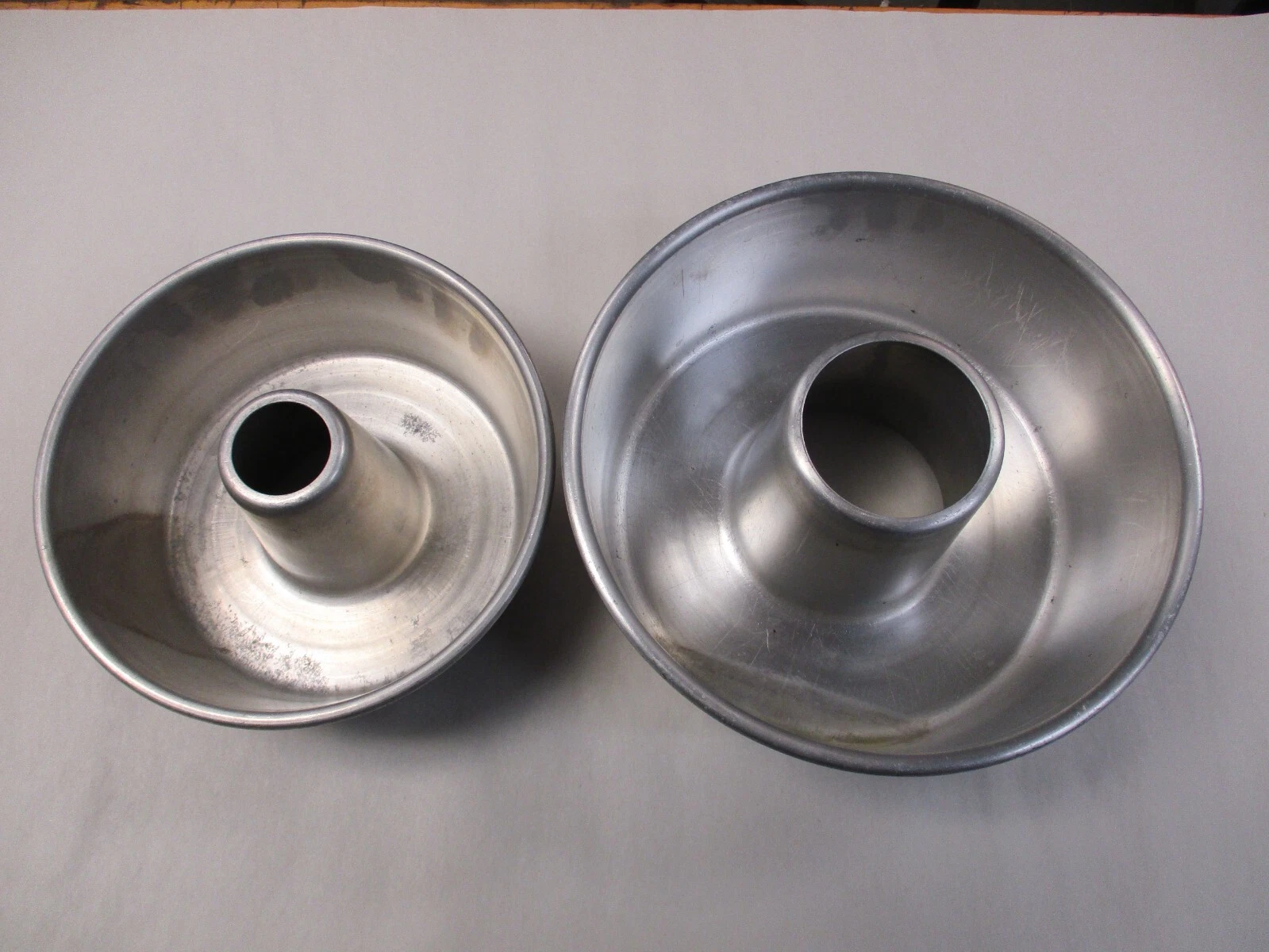 (2) WEAR-EVER ALUMINUM No. 9207 ½ AND 9207 CAKE PANS IN GOOD CONDITION!