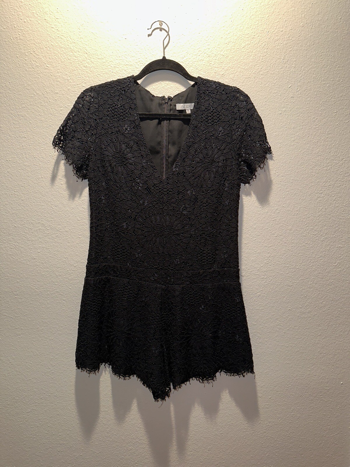 ALEXIS INTERMIX *ALAIN BLACK LACE CLASSIC VNECK HOLI… Gem