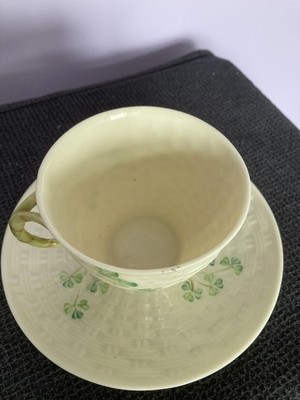 Vintage Belleek Ireland Kleeblatt Korbgeflecht Tasse und Untertasse Set 1980er