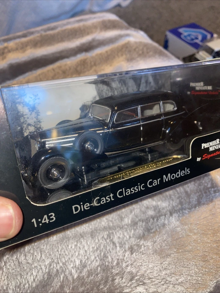 1:43 PREMIER MINIATURE SIGNATURE MERCEDES-BENZ 770 PULLMAN LIMOUSINE BLACK MINT - Image 4 of 4