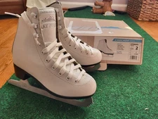 Girls Youth Size 2 Figure Skates Lake Placid Cascade Pre-owned Good Condition