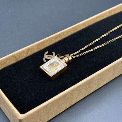 CC ロゴチャーム ゴールド 18k CHANEL Gold-Tone Necklace CC Logo Perfume Bottle Charm Vintage | eBay