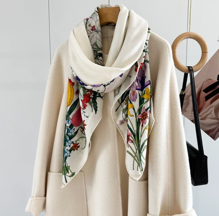 70% 羊绒 30% 真丝方形花卉蕾丝印花女式裹身领巾 135X135 厘米  — 第 4/4 张图片