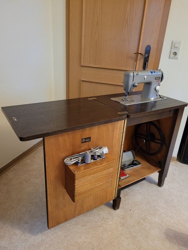 Alte Pfaff Nähmaschine im Schrank, funktioniert, braun, versenkbar, Fußpedal