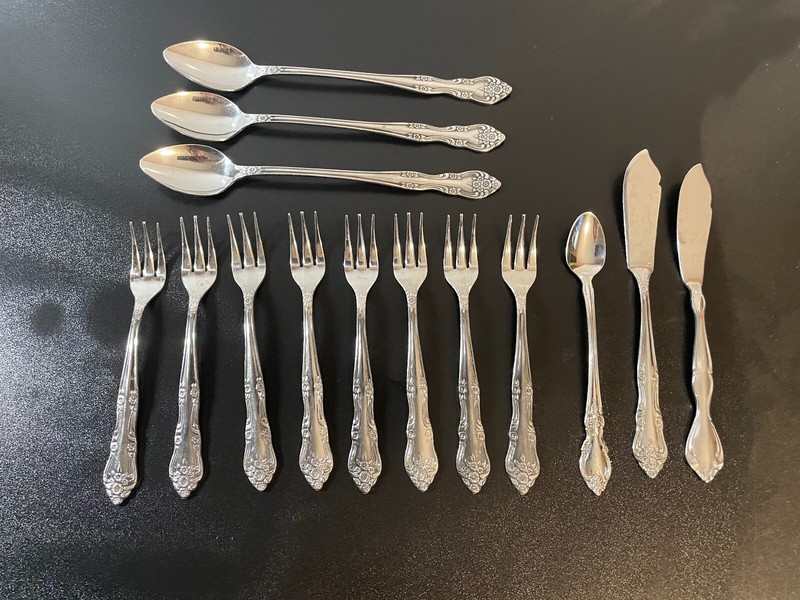 ROGERS MARKET PLACE SEAFOOD FORKS ICED TEA SPOONS CHEESE KNIVES vintage