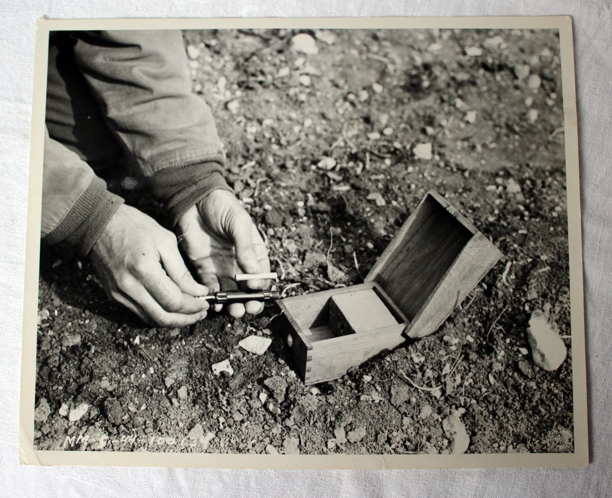 ORIGINAL PRESS PHOTO GERMAN SCHUH-MINE ITALY 1944 WITH CAPTION