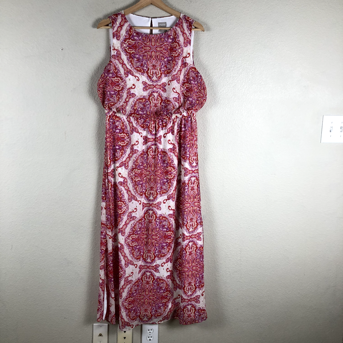 backless white dress Satin Fit and Flare color_family:White Aliana Round Neck Embroidery Size:46 This garment fits true
