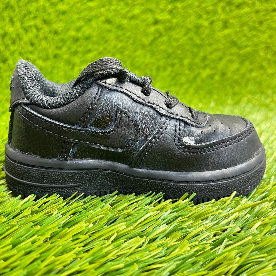 Nike Air Force 1 LE Niño Pequeño Talla 5C Triple Negro Caminar Cuero Zapatos Tenis Foto 4 de 4