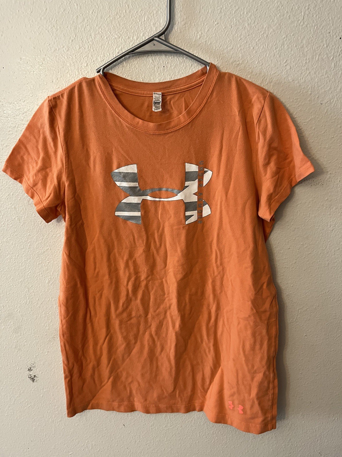 Under Armour Women’s V-Neck T-Shirt Size Small Orange Graphic