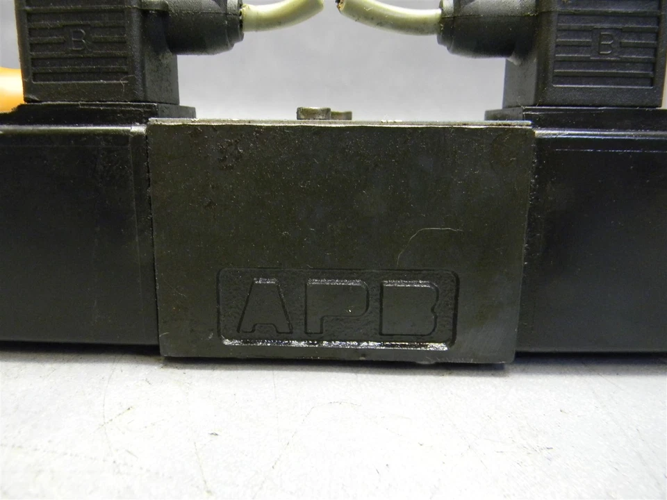 Vickers DG4V-3-33C-V-M-U-H7-60 定向控制阀 4 路 D03 24 伏直流线圈 — 第 3/4 张图片