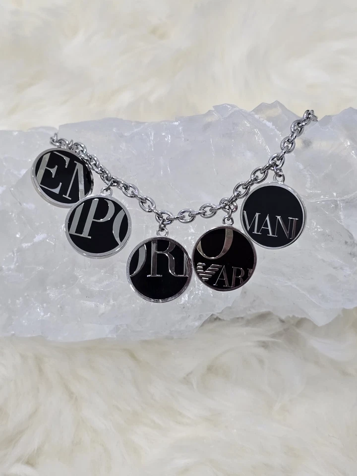 Pulsera de cadena ajustable Emporio Armani tono plata y logotipo negro con dije BNWT Foto 3 de 4