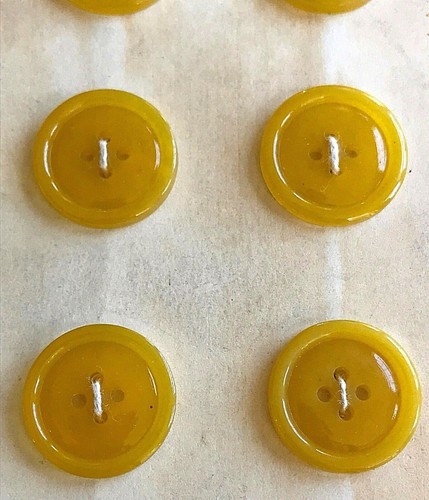 Bottoni vintage -12 bottoni caseina giallo dorato 4 fori 7/8" - Made in UK - Foto 2 di 7