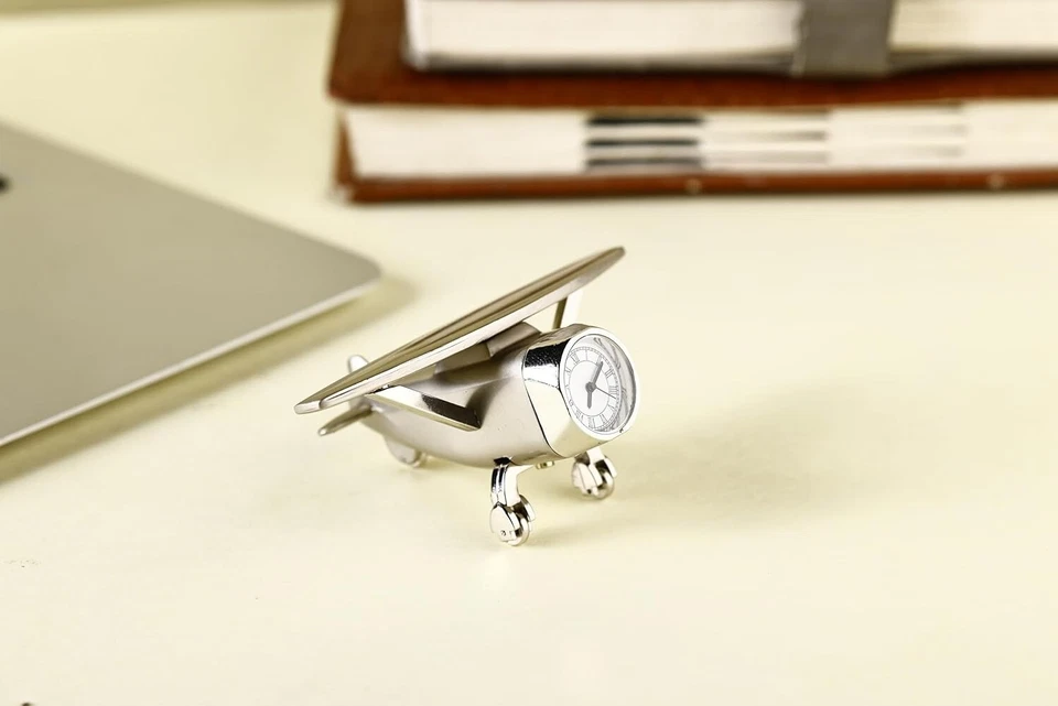 Reloj de mesa de avión con ruedas giratorias, peso de papel de diseño de avión de metal Foto 4 de 4